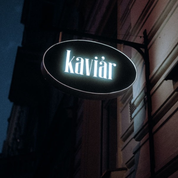 vývěsní štít na domě kaviár